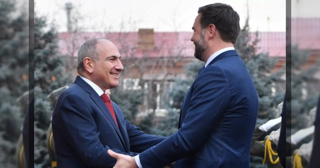 В Ереване стартовали переговоры вице-президента США Джей Ди Вэнса и премьер-министра Армении Никола Пашиняна, сообщают армянские СМИ.