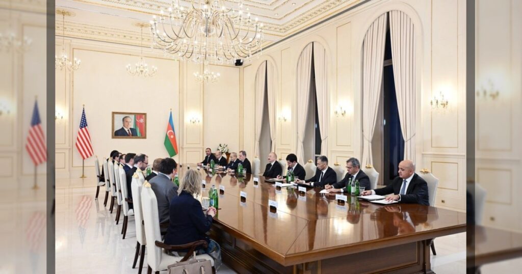 В эти минуты происходит историческое событие.