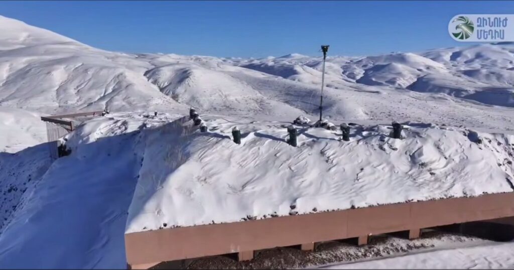 В кадрах, опубликованных армянской стороной, видны позиции для размещения крупнокалиберного вооружения и тяжёлой артиллерии, противодроновые сетки на открытых огневых участках, тоннели между постами, а также другие элементы укреплённой инфраструктуры.