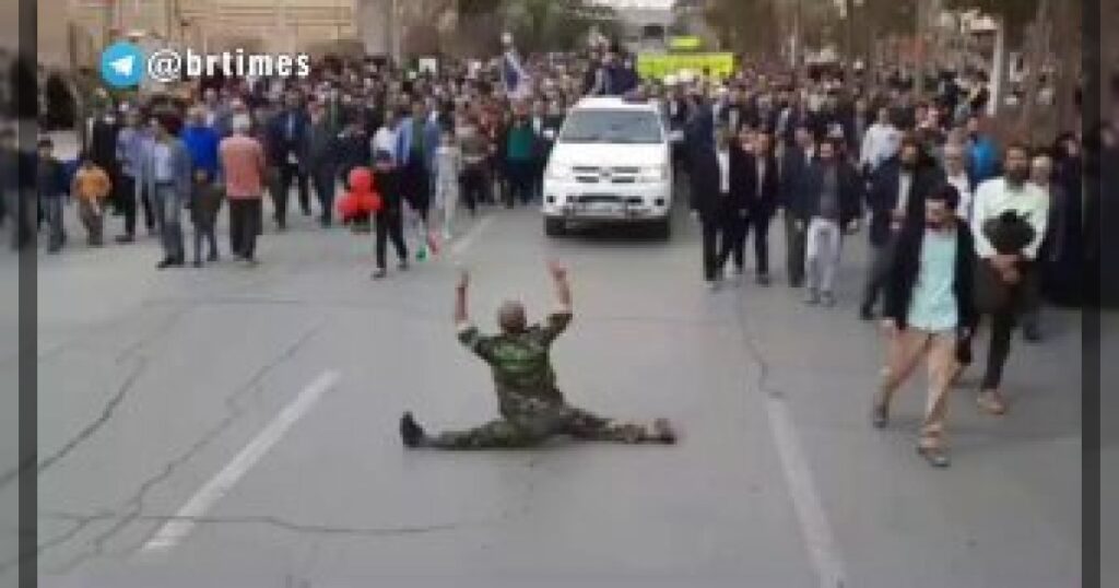 Во время шествий, приуроченных к 47-й годовщине победы Исламской революции, один из участников акции такими жестами выражал угрозы в адрес США, сообщают местные СМИ