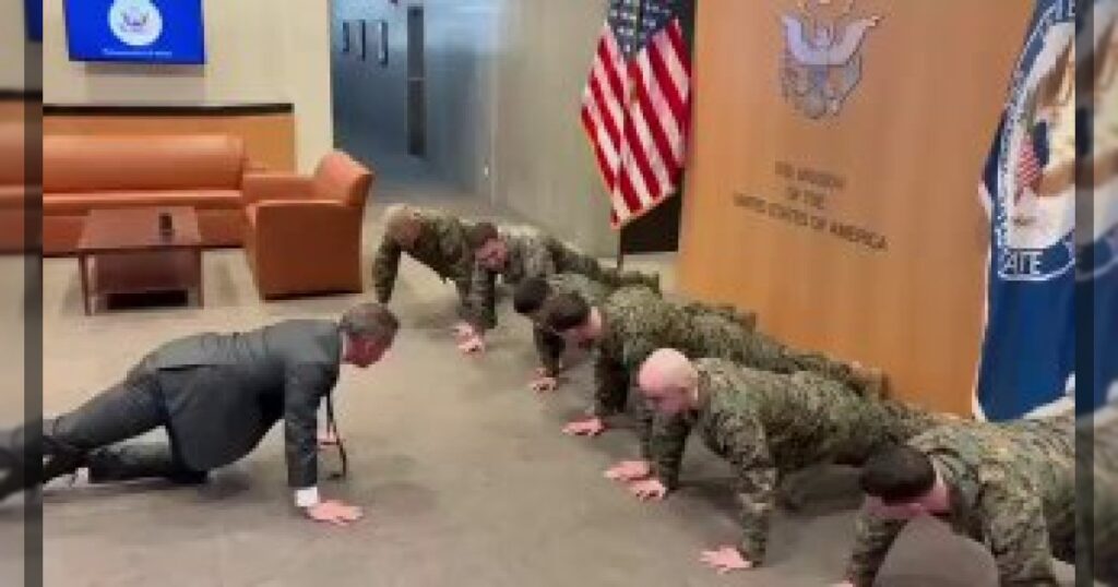 Постоянный представитель США при ООН Майк Уолтц отжался вместе с морскими пехотинцами США в Женеве.