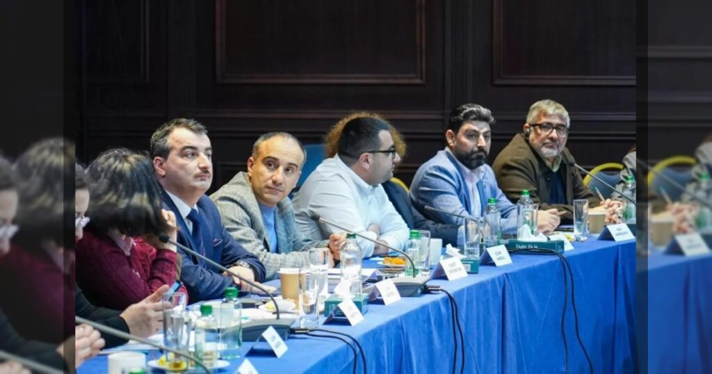 13-14 февраля в городе Цахкадзор (Армения) в рамках инициативы «Мост мира» состоялся двусторонний круглый стол с участием представителей гражданского общества Армении и Азербайджана, сообщает council.am.