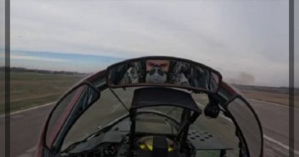 Видеокадры сопровождения истребителями Военно-воздушных сил Сербии самолёта с президентом Азербайджана Ильхамом Алиевым на борту