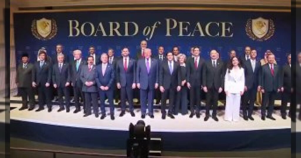 Перед началом заседания представители стран — участниц «Совета мира» сделали совместное фото в Институте имени Дональда Трампа в Вашингтоне.