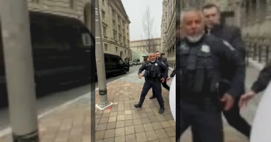 Группа манкуртов, продавших Родину ради чужих интересов и называющих себя «оппозицией», попыталась прорваться в охраняемую зону в Вашингтоне, сопровождая свои действия нецензурными выкриками в адрес руководства Азербайджана. Их провокация быстро завершилась — служба безопасности отреагировала жёстко и без лишних разговоров.