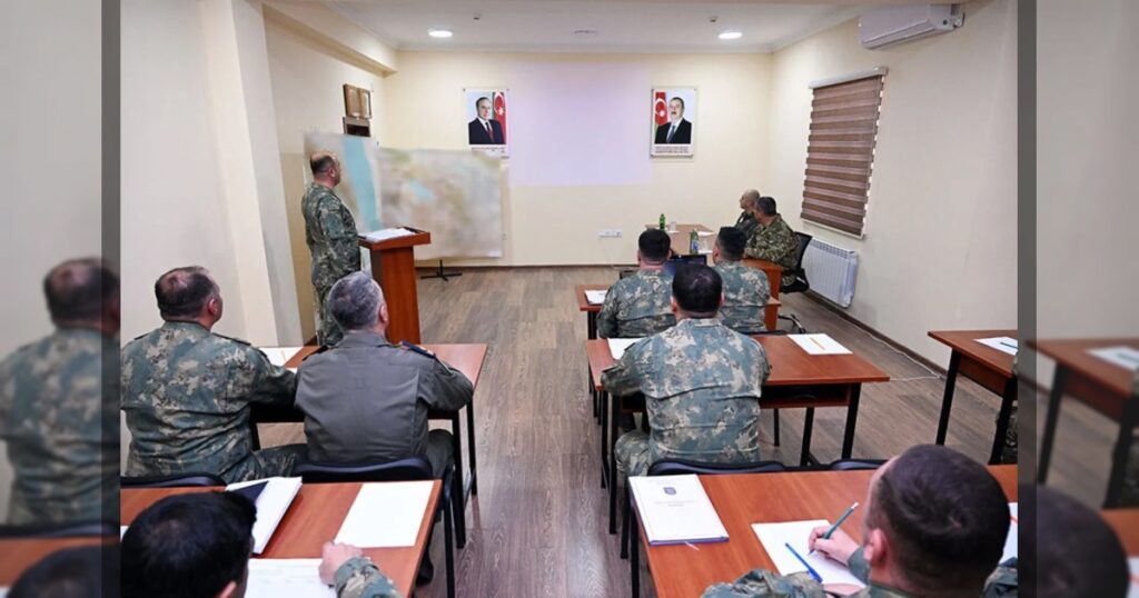 Министр обороны Закир Гасанов и его заместитель Намиг Исламзаде проверили боевую готовность воинской части противовоздушной обороны.