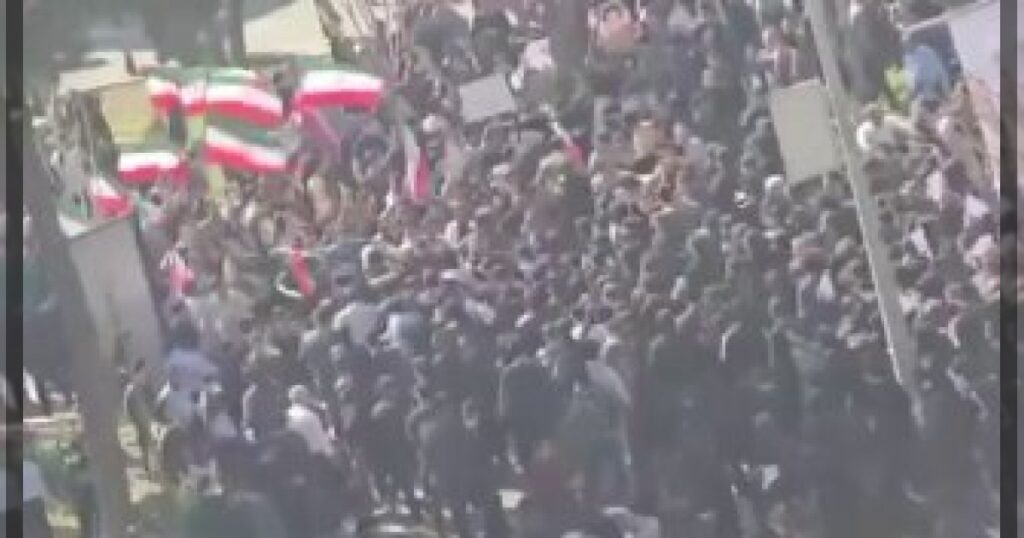 В крупнейших университетах Тегерана и Мешхеда прошли студенческие акции протеста.