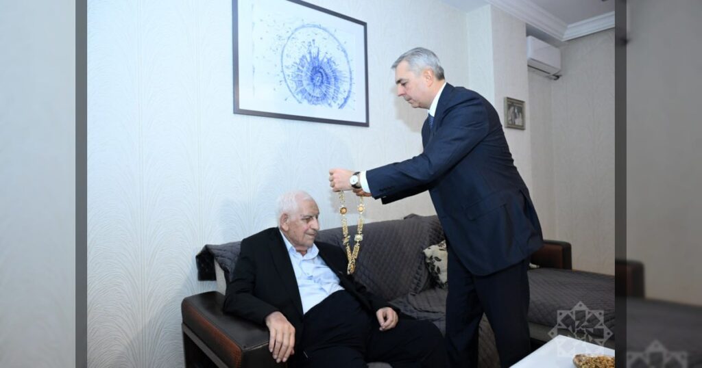 Руководитель Администрации президента Азербайджана Самир Нуриев по поручению главы государства навестил народного поэта Наримана Гасанзаде, награжденного орденом «Гейдар Алиев» за исключительные заслуги в развитии азербайджанской культуры.