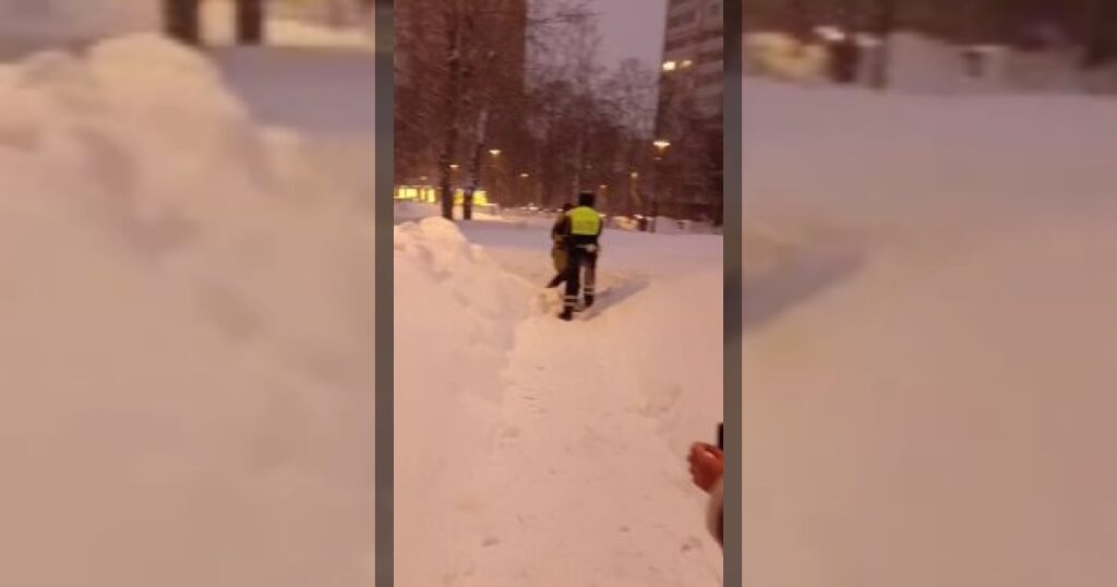 Москвичи несут цветы к памятнику Лесе Украинке в годовщину начала войны, задержаны как минимум 2 человека