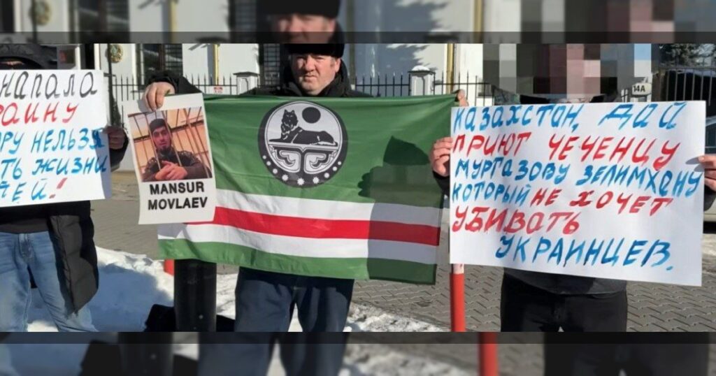 По данным Каз СМИ, экстрадицию чеченского активиста Мансура Мовлаева из Казахстана в Россию временно приостановили. Такое решение принял Верховный суд Республики Казахстан — до рассмотрения иска Мовлаева о признании незаконным отказа в предоставлении ему убежища.