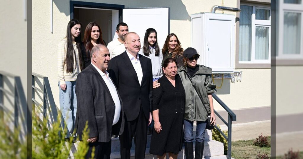 Президент Ильхам Алиев ознакомился с восстановительными работами в селе Ходжавенд