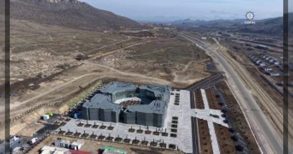 Президент Азербайджанской Республики Ильхам Алиев, первая леди Мехрибан Алиева и члены семьи сегодня приняли участие в открытии мемориала Ходжалинского геноцида в городе Ходжалы.