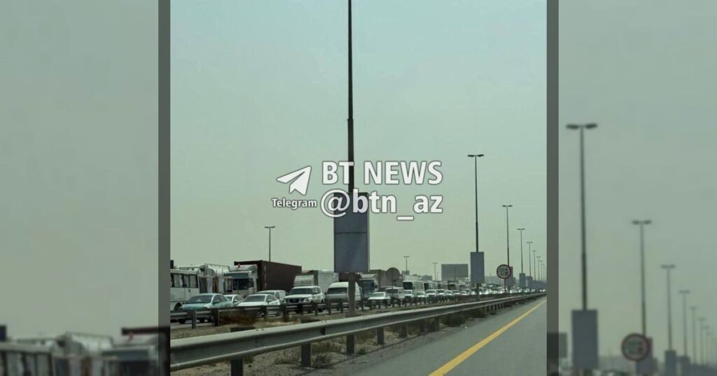 Люди массово уезжают из Дубая после иранской атаки, на выезде из города многокилометровая пробка.