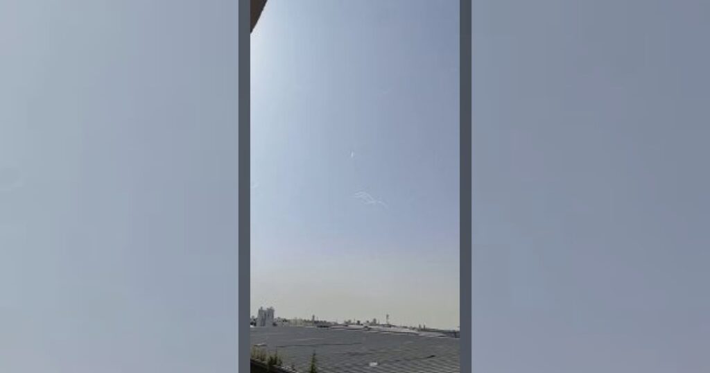 На кадрах видно, как обломки ракеты падают на Катар.