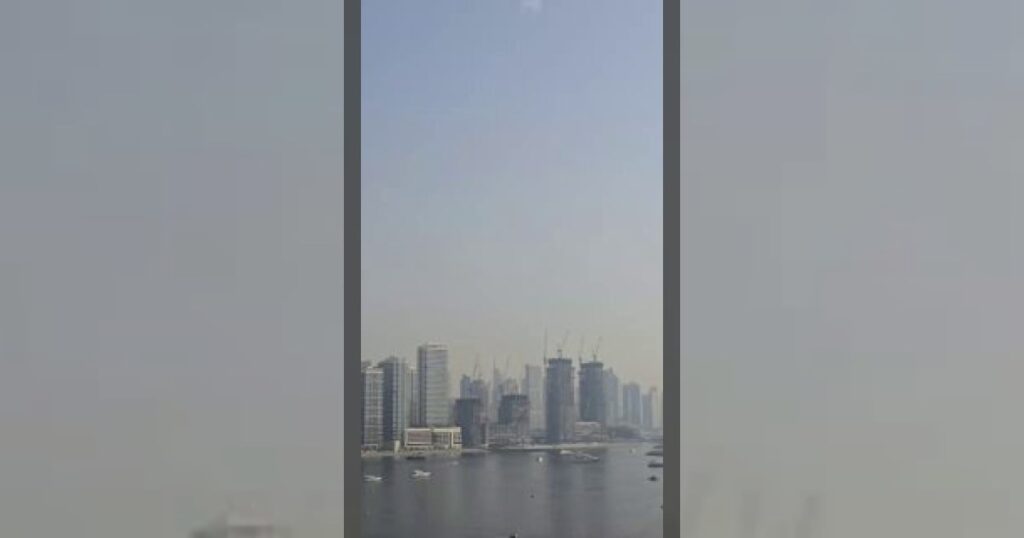 По словам очевидцев, в районе Дубая прогремели как минимум три мощных взрыва, сообщает агентство Reuters.