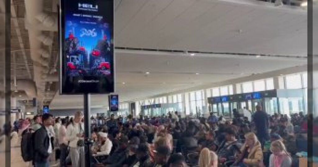 Все рейсы из Дубая приостановлены, международный аэропорт парализован.