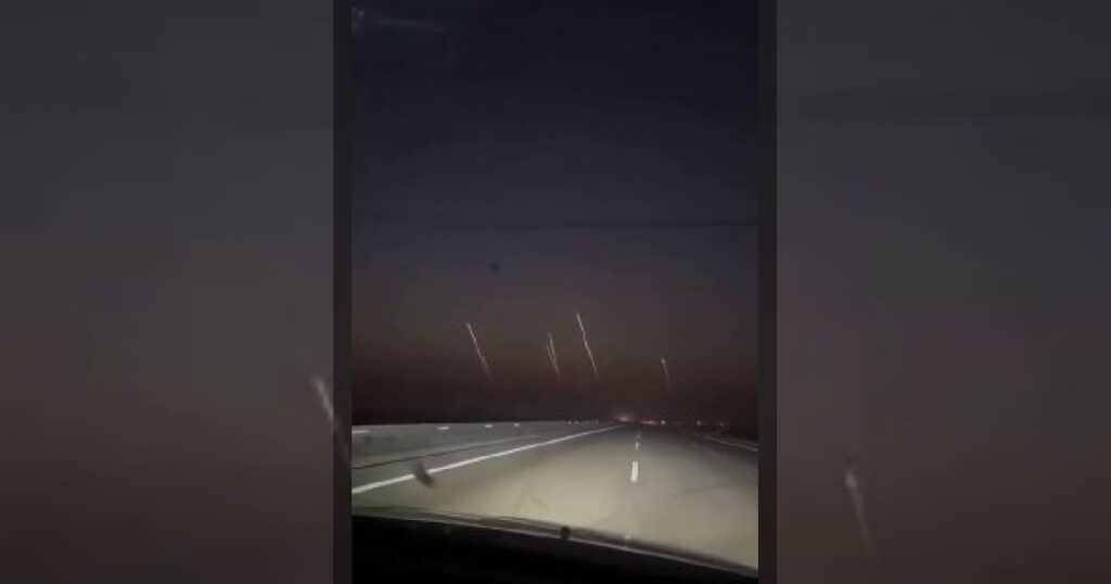 Иран начал волну ответных ударов баллистическими ракетами.