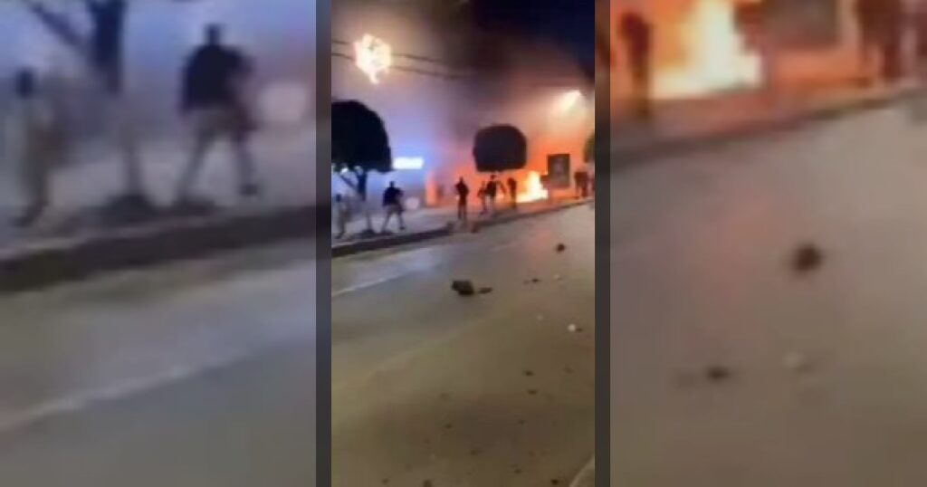 В столице Иордании, Аммане, появились кадры после перехвата иранской ракеты прямо над жилым районом.