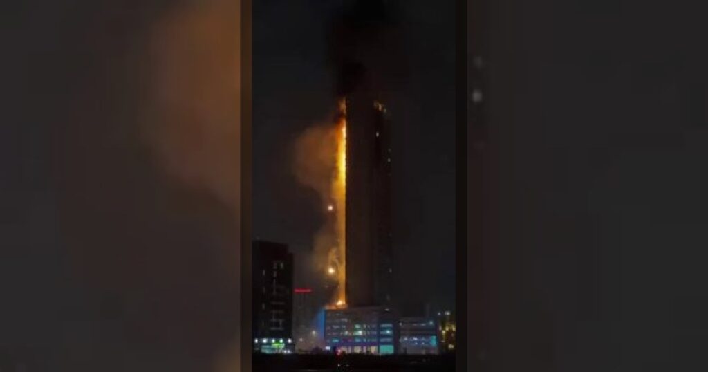 После удара БПЛА небоскреб в Бахрейне горит.