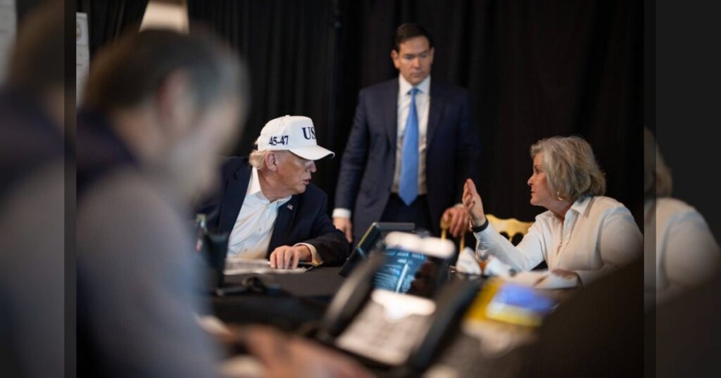 Белый дом опубликовал фото, как Трамп наблюдал за атаками на Иран