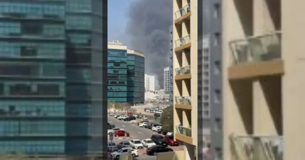 В Шардже (ОАЭ) сбитый иранский дрон упал на торговый центр, в здании возник пожар