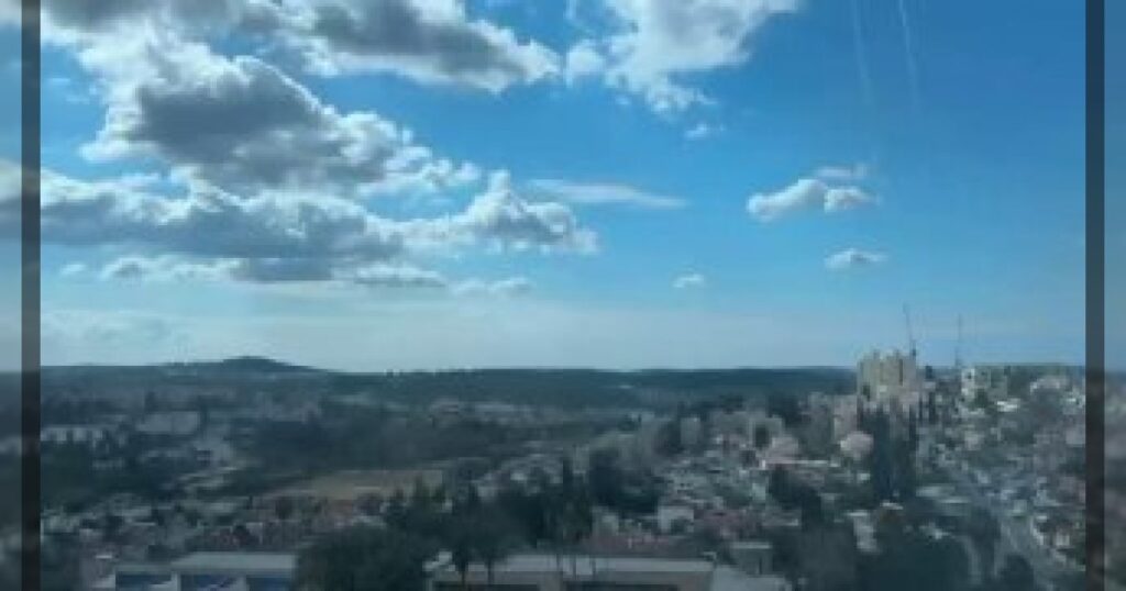 Четыре человека погибли в результате иранского удара по Бейт‑Шемешу, сообщают израильские СМИ.