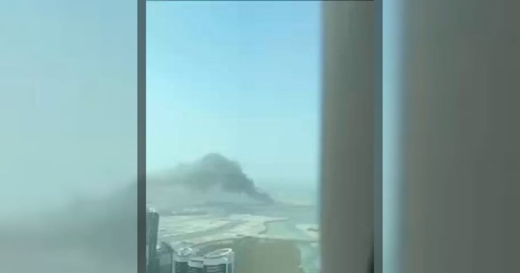 Тяжёлый чёрный дым поднимается с места удара иранского беспилотника и/или ракеты по лагерю де ла Пакс, французской военно-морской базе в Абу-Даби