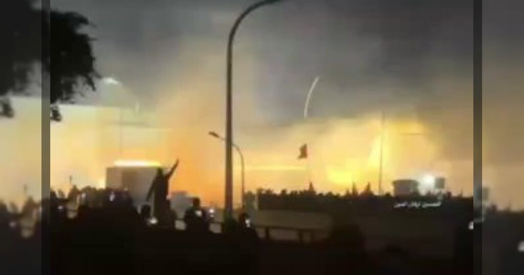 В Багдаде иракцы штурмуют здание посольства США