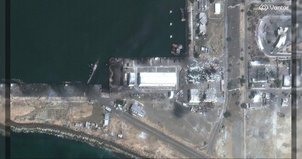 Спутниковые снимки военно-морской базы в Канарке на юге Ирана показывают военные корабли, которые были уничтожены и затонули у своих причалов, а также несколько зданий, повреждённых в результате воздушных атак США и Израиля.