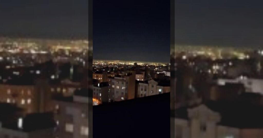 Жители Тегерана вышли на крыши домов и наблюдают за происходящим на фоне ударов по правительственным объектам Ирана.