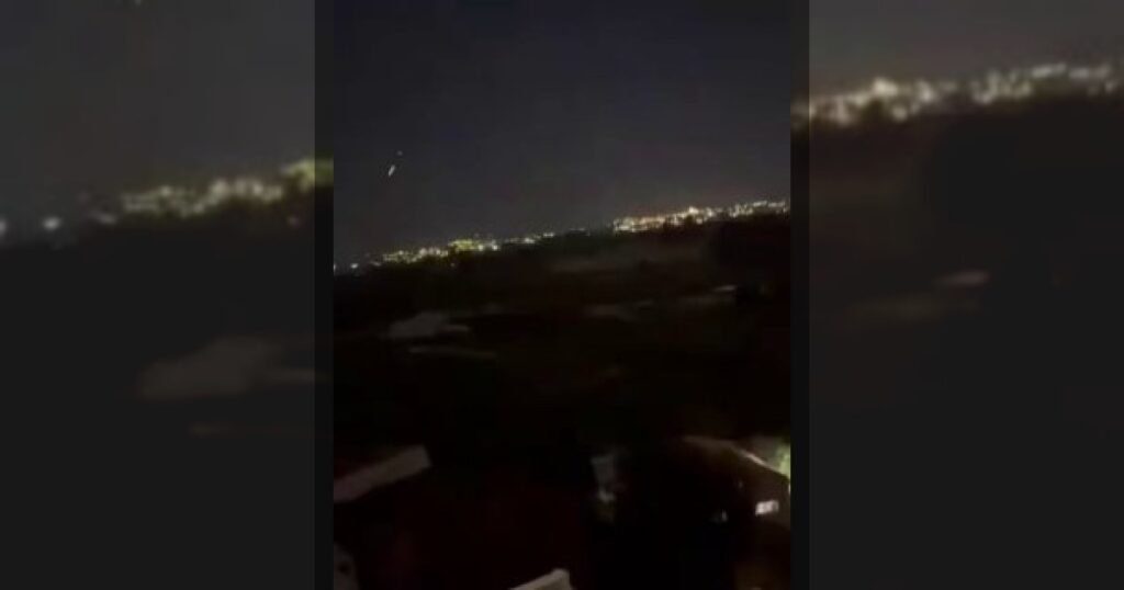 Из Ливана продолжаются пуски ракет в направлении Израиля.