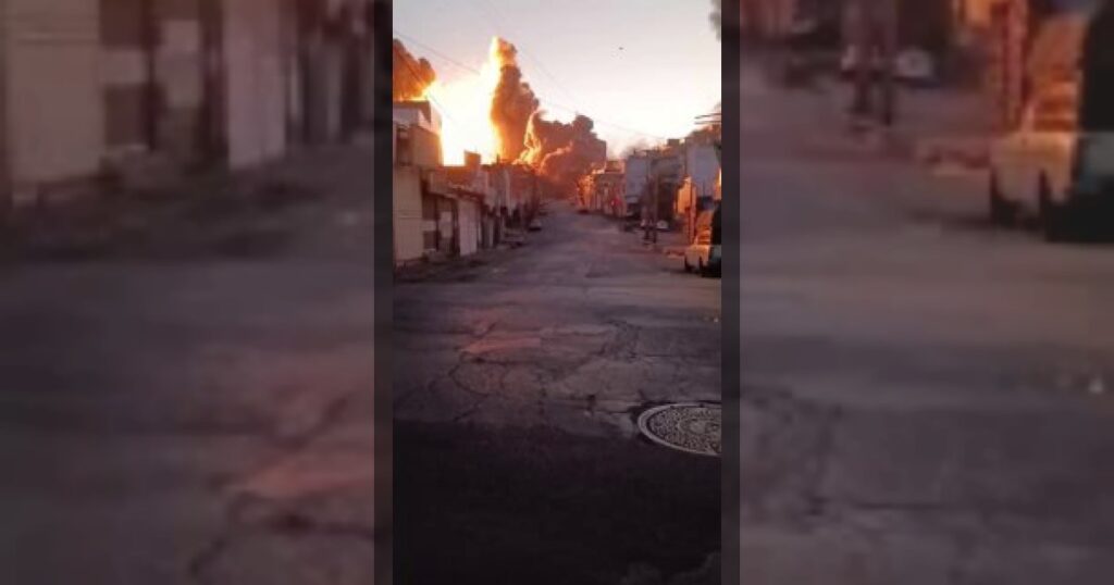 Удары по военной базе в центре города Сенандж несколько минут назад