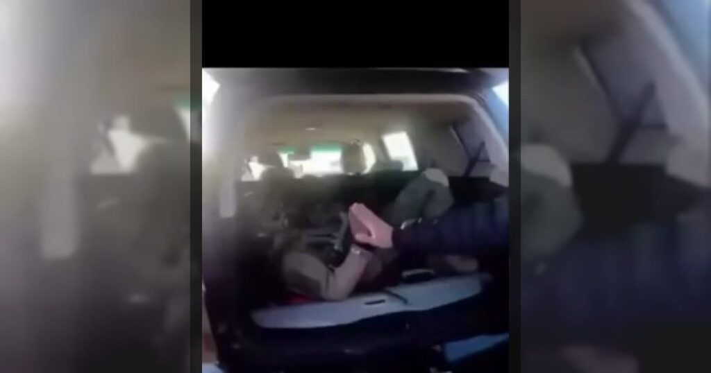 Момент приземления американских пилотов, катапультировавшихся на парашютах из своего истребителя над Кувейтом, распространяется в соцсетях.