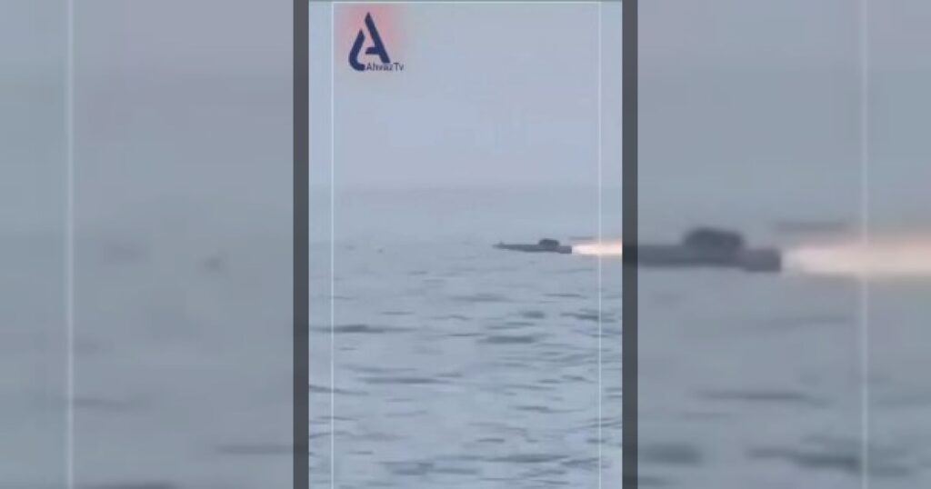 Иранская ракета поражает корабль ВМС США, оснащенный ракетами Maritime Strike Tomahawk.