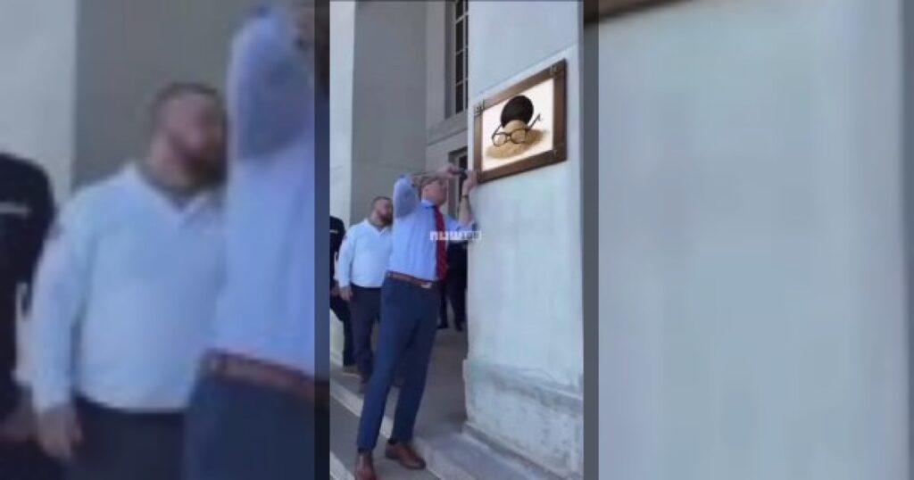 Министр войны США установил в Пентагоне изображение тюрбана и очков Хаменеи на куче земли в знак ликвидации диктатора