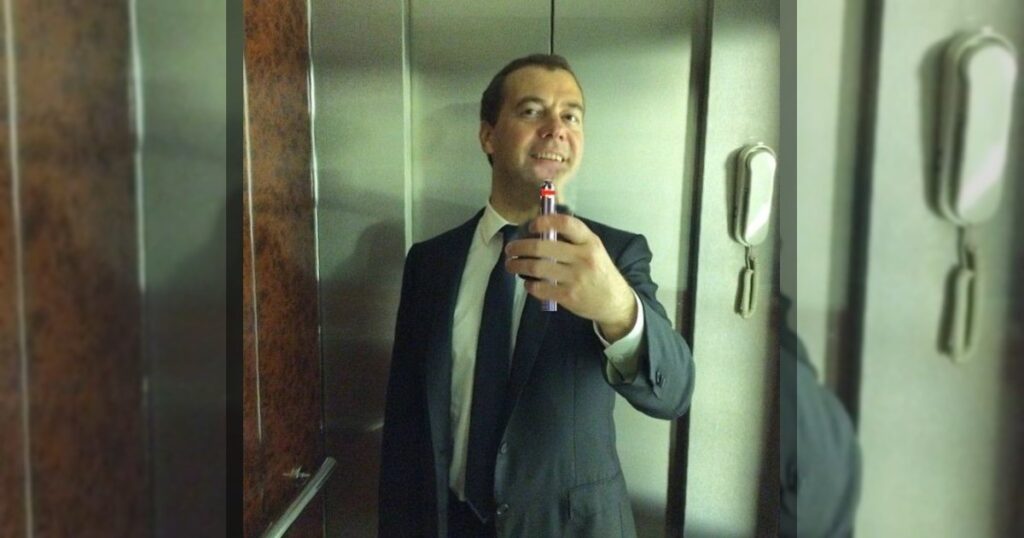 США, пытаясь сохранить доминирование, ведут себя, как свиньи, не желающие расстаться с корытом, отметил Медведев в ответ на вопрос ТАСС.