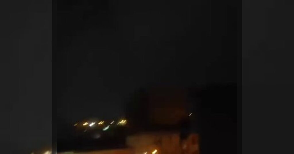 Источники BT News сообщают, что в эти минуты наносятся авиаудары по Тегерану.