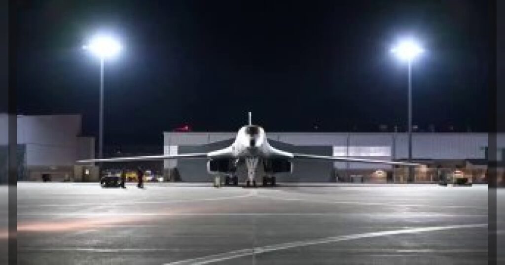 Армия США опубликовала кадры бомбардировщиков B-1, которые вчера нанесли удары по целям в Иране