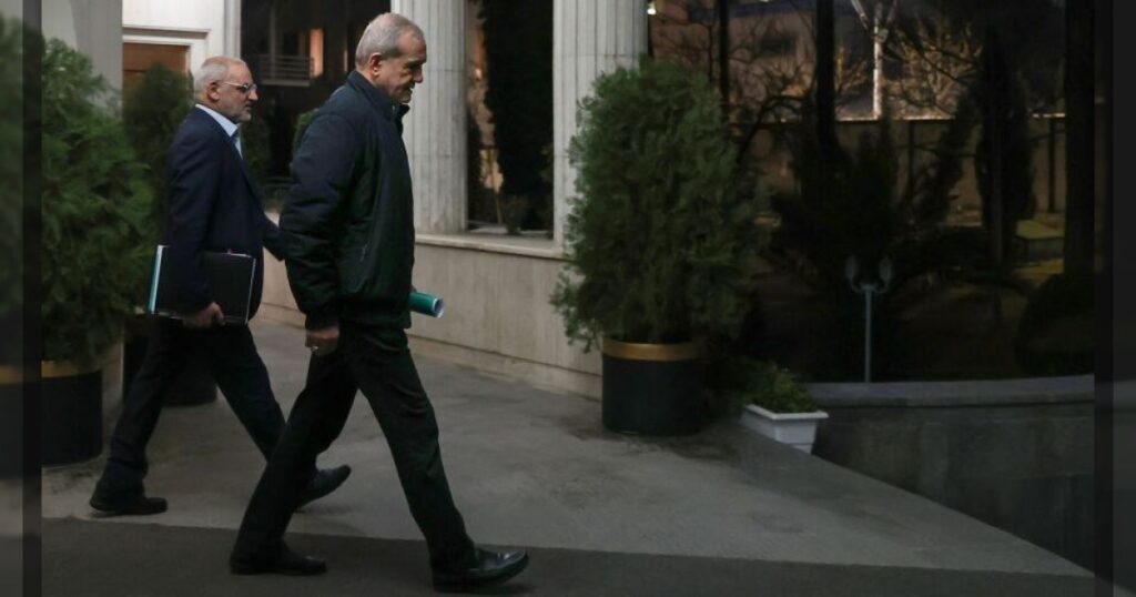 Президент Ирана Масуд Пезешкиан осматривает разрушенные здания и государственные учреждения в Тегеране, пострадавшие в результате недавних ударов США и Израиля