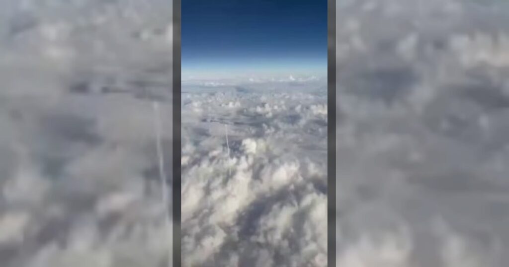 Во время полёта над Ближним Востоком пассажиры с наблюдали в небе пролетела баллистическая ракета.