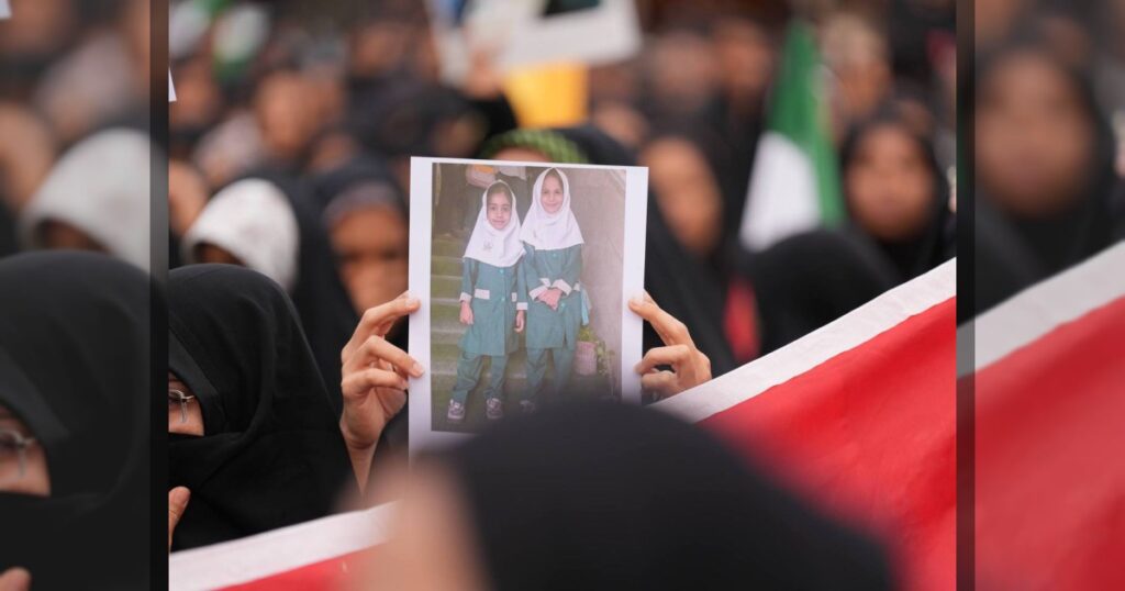 В Иране прошли похороны погибших в результате удара по школе девочек в Минабе.