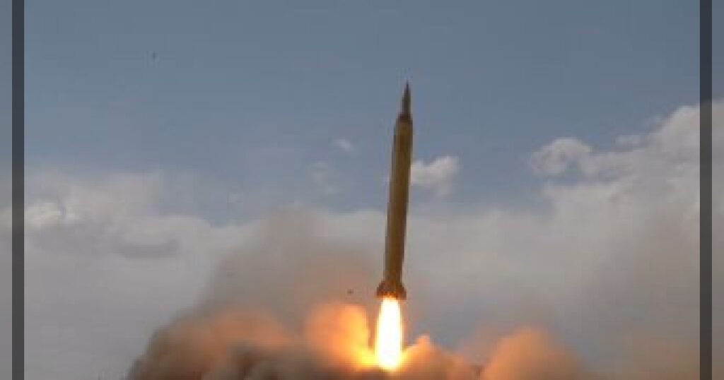 Иран выпустил новый ракетный залп в сторону объектов США и Израиля на Ближнем Востоке, сообщает иранская гостелерадиокомпания.