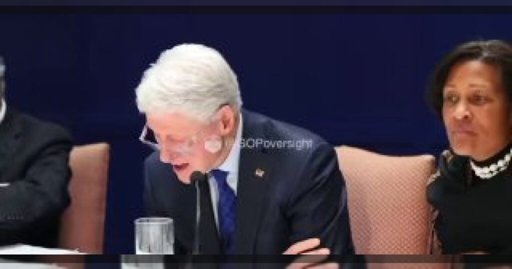 Билл Клинтон заулыбался, просматривая старые фотографии с острова Эпштейна