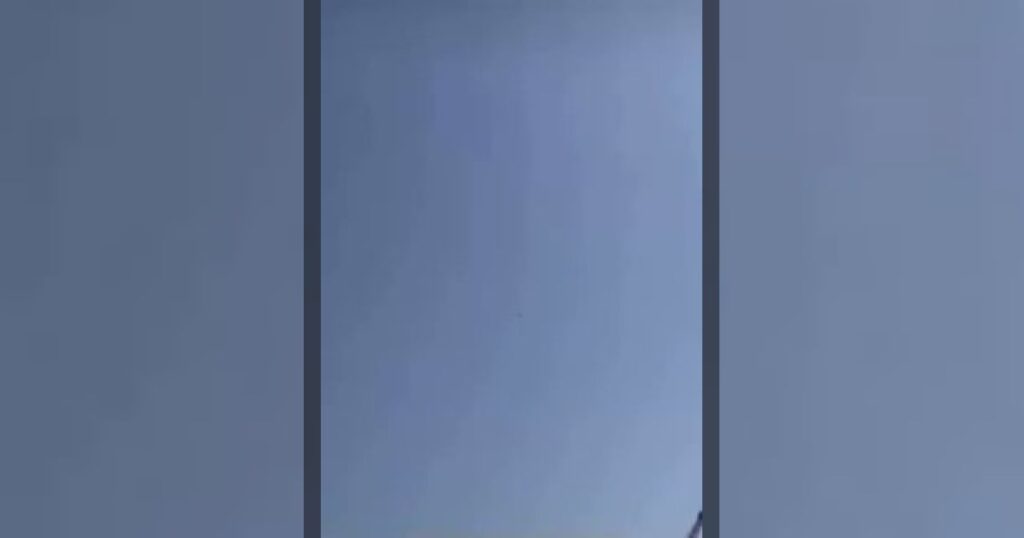 Момент, когда иранский беспилотник нанес удар по порту Салала в Омане.