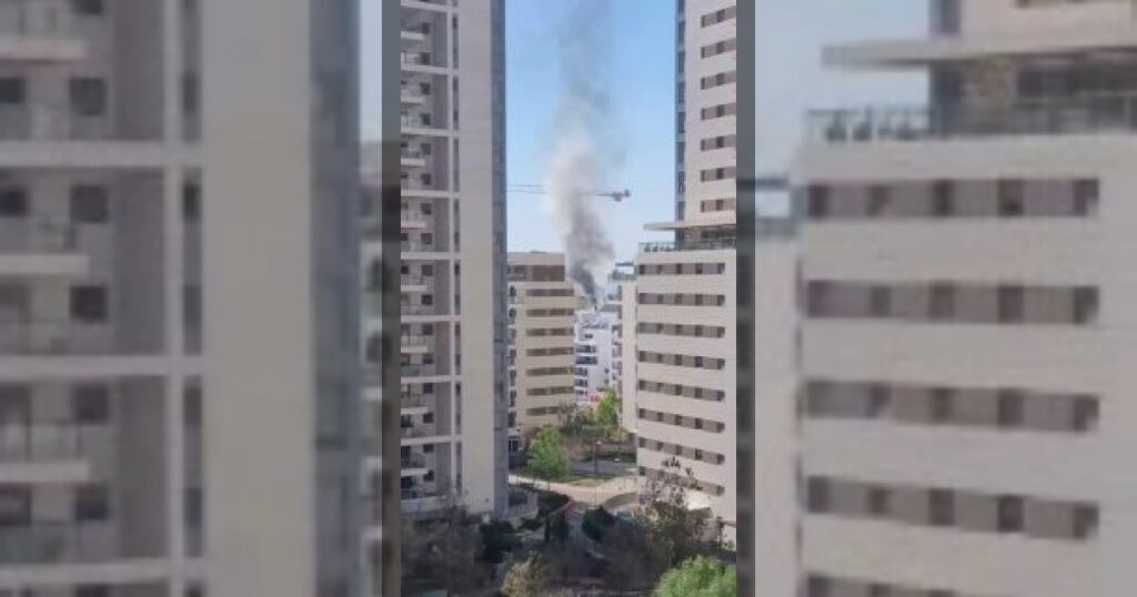 Последствия прилетов иранских ракет в районе Тель-Авива, публикуют очевидцы