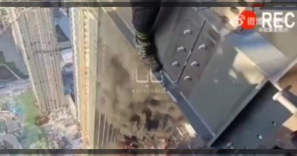 Китайские рабочие снимают последствия прилета иранских дронов в Дубае