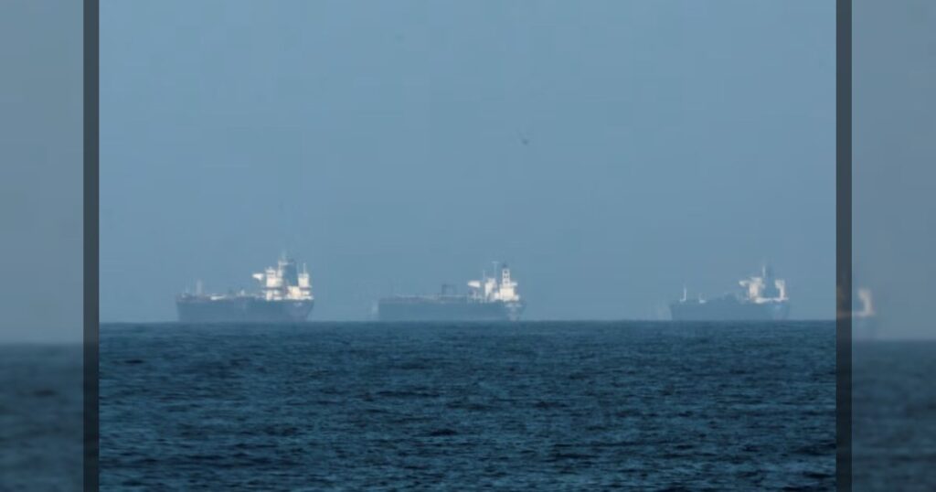 В Ормузском проливе выстроилась длинная очередь из судов.