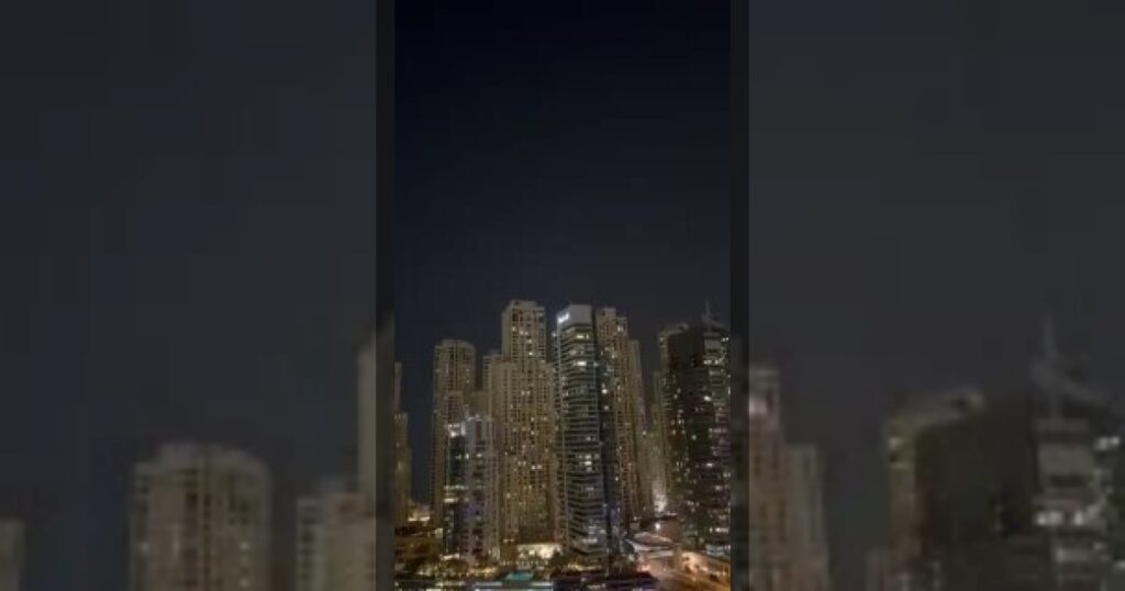 В сети публикуют видео, на которых, как утверждается, запечатлены моменты перехвата иранских снарядов в небе над Дубаем и Абу-Даби, OAЭ