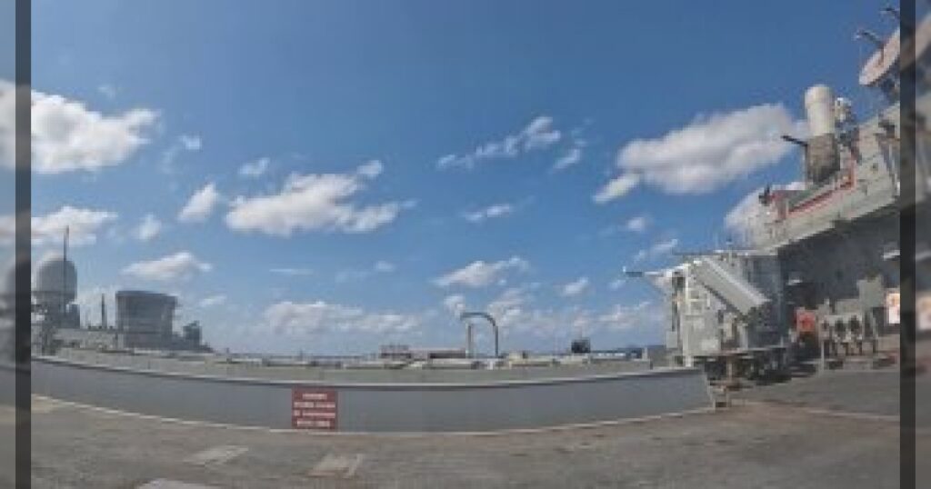 CENTCOM поделился очередными кадрами ударов по Ирану. В частности, показано уничтожение мобильных пусковых установок для запуска ракет и запуск управляемых ракет с эсминцы ВМС США в акватории региона.