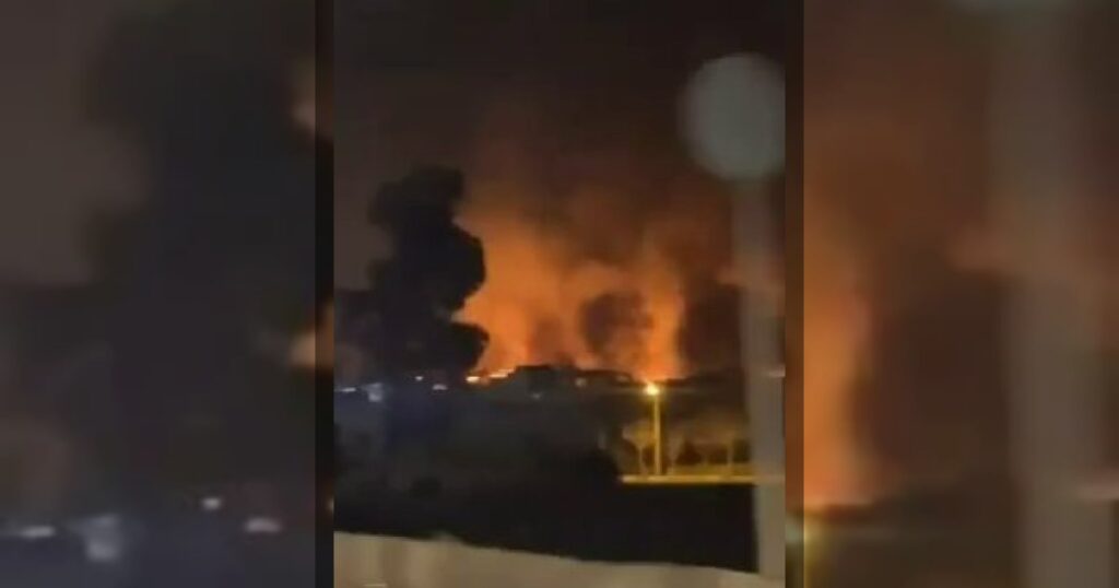 После атаки Тегеран охвачен огнём.